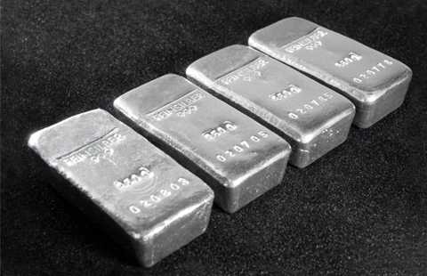 Silver fights $30.40 resistance amid strong dollar