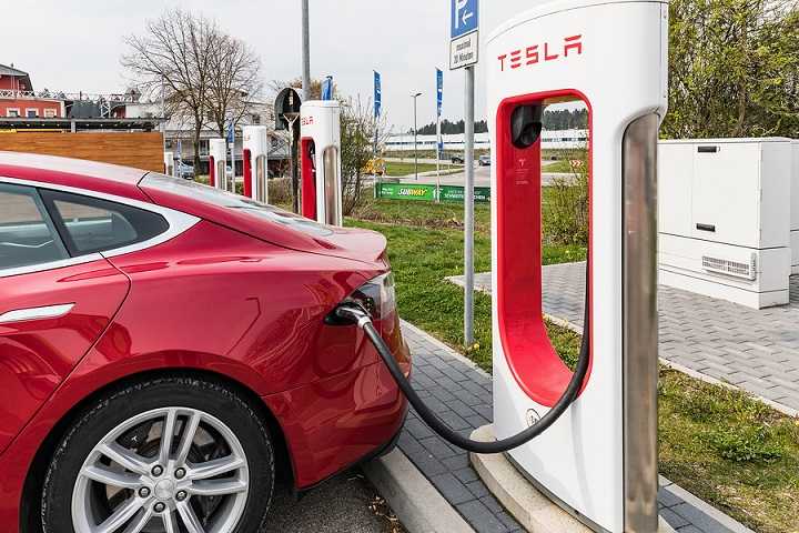 Tesla откроет две зарядные станции в Украине