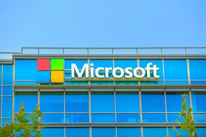 Microsoft инвестирует средства в развитие ИИ